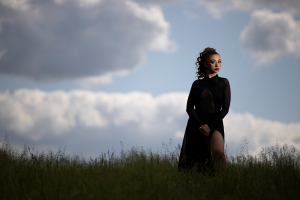 Creating Dramatic Outdoor Portraits With 1 Light Using The B10+